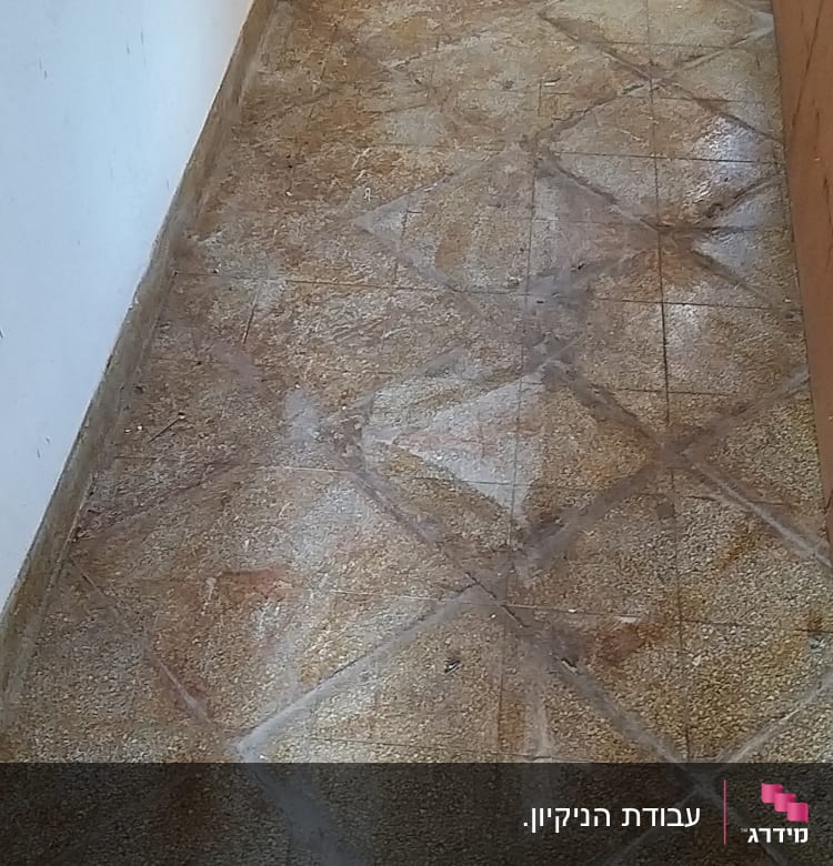 רצפה מלוכלכת עם סימני לכלוך ואבק
